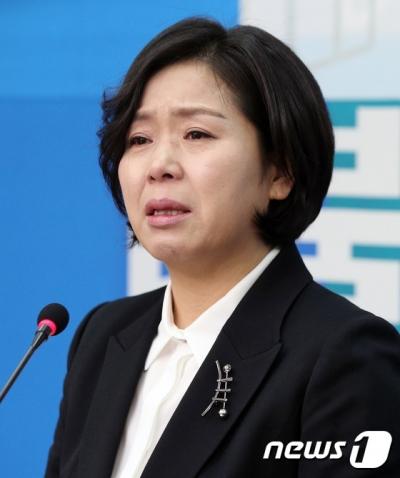 '양향자 상무' 더불어민주당의 '인재영입 7호'로 영입된 양향자 삼성전자 상무가 12일 서울 여의도 국회에서 열린 입당 기자회견에서 정치입문 포부를 밝히며 눈물을 참지 못하고 있다. /사진=뉴스1