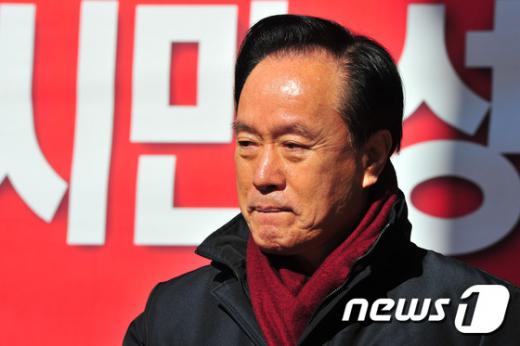 불법 정치자금 수수 혐의로 검찰의 소환통보를 받은 새누리당 이병석 의원(포항북)이 12일 오후 포항 죽도시장 입구에서 입장을 밝히고 있다. /사진=뉴스1