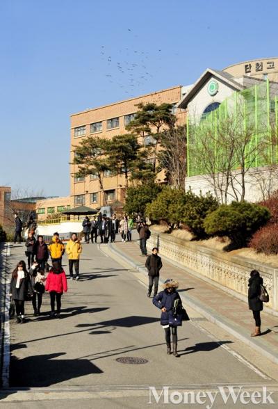 '단원고 졸업식' 2014년 4월16일 세월호 참사를 겪은 생존학생 75명 등을 포함한 전체 86명에 대한 졸업식이 12일 경기도 안산시 단원고등학교에서 열린 가운데 이날 졸업한 단원고 졸업생들이 교정을 빠져나오고 있다. /사진=임한별 기자