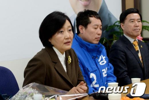 ‘박영선 문재인’ 더불어민주당 박영선 의원(맨 왼쪽)이 12일 강래구 대전동구 위원장 선거사무소를 방문해 대화를 나누고 있다. /사진=뉴스1