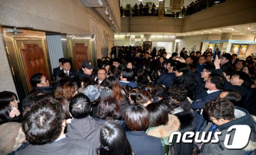 '경기도 누리과정' 한국유치원총연합회 경기지회 회원들이 13일 오전 경기도 수원시 팔달구 경기도의회에서 더불어민주당 의윈총회장 입구를 막고 있다. /사진=뉴스1