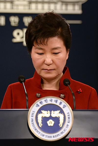 '대통령 담화' '북한군 전단' '북한 무인기' 박근혜 대통령이 13일 오전 청와대 춘추관에서 대국민 담화 및 기자회견 중 취재진의 질문을 들으며 생각에 잠겨 있다. /사진=뉴시스