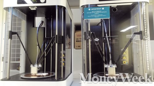 3D프린터 개발업체 에이팀벤처스의 3D프린터가 로고 모형물을 출력하고 있다. /사진=박효선 기자