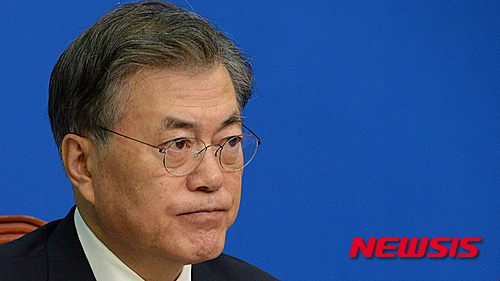 '문재인' 더불어민주당 문재인 대표가 13일 서울 여의도 국회에서 열린 최고위원회의에서 생각에 잠겨 있다. /사진=뉴시스