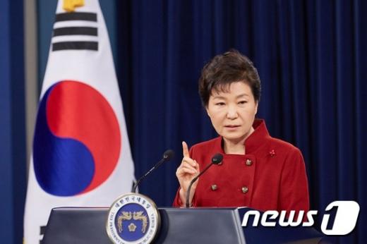 박근혜 대통령이 13일 오전 청와대 춘추관 브리핑룸에서 대국민 담화를 발표하고 있다. /사진=뉴스1(청와대 제공)