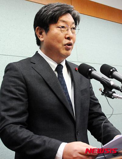 '이춘석 의원' '설훈 의원' 더불어민주당 이춘석 의원이 13일 전북도의회 브리핑룸에서 기자회견을 갖고 있다. /사진=뉴시스
