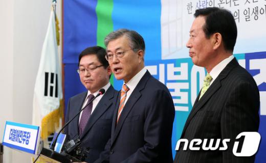더불어민주당 문재인 대표가 14일 오전 서울 여의도 국회 당대표회의실에서 인재영입 기자회견을 하고 있다. 이날 하정열 한국안보통일연구원장(왼쪽에서 세 번째)과 박희승 전 수원지법 안양지원장(왼쪽에서 첫 번째)이 더불어민주당에 나란히 입당했다.