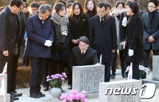 국민의당 안철수 창당준비위원회 인재영입위원장이 14일 오전 서울 강북구 4.19 민주묘지를 찾아 희생자들의 묘역을 참배하고 있다. /사진=뉴스1 오대일 기자