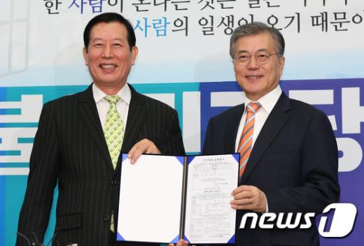 '문재인 인재영입' '문재인 하정열' '하정열' 더불어민주당 문재인 대표(오른쪽)가 14일 오전 서울 여의도 국회 당대표회의실에서 하정열 한국안보통일연구원장으로부터 입당서를 전달받고 있다. /사진=뉴스1