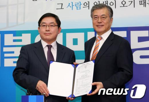 '문재인 인재영입' '문재인 박희승' '박희승' 더불어민주당 문재인 대표(오른쪽)가 14일 오전 서울 여의도 국회 당대표회의실에서 박희승 전 판사로부터 입당서를 전달받고 있다. /사진=뉴스1