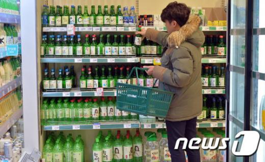 '주류별 열량' /사진=뉴스1 @머니위크MNB, 식품 유통 · 프랜차이즈 외식 & 창업의 모든 것