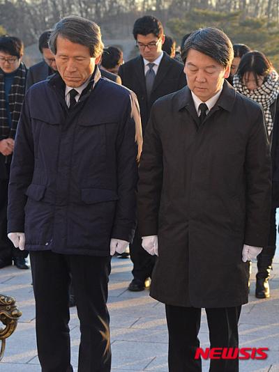 '한상진 이승만' '한상진 안철수' 국민의당 창당을 추진 중인 안철수 의원(오른쪽)과 한상진 창당준비위원장이 14일 오전 서울 강북구 수유동 국립 4.19 민주묘지를 방문해 참배하고 있다. /사진=뉴시스