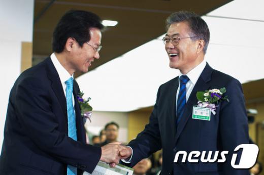 '문재인 인재영입' '문재인 천정배' 더불어민주당 문재인 대표(오른쪽)가 지난달 11일 서울 서초동 변호사회관에서 열린 시대를 밝힌 자랑스러운 변호사 조영래 기념행사에 참석해 신당 창당 주진 중인 천정배 의원과 악수하고 있다. /자료사진=뉴스1