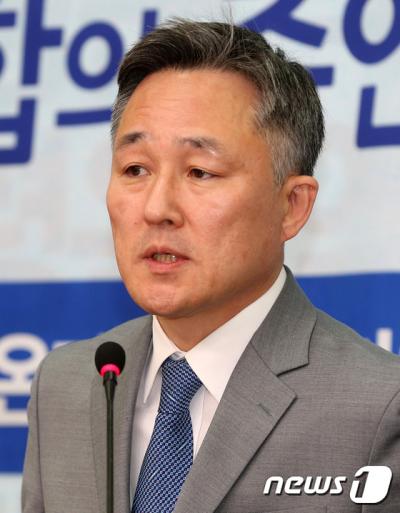 '한상진 이승만' '한상진 표창원' 표창원 전 경찰대 교수가 지난달 27일 서울 여의도 국회 더불어민주당 당대표회의실에서 입당 기자회견을 하고 있다. /자료사진=뉴스1