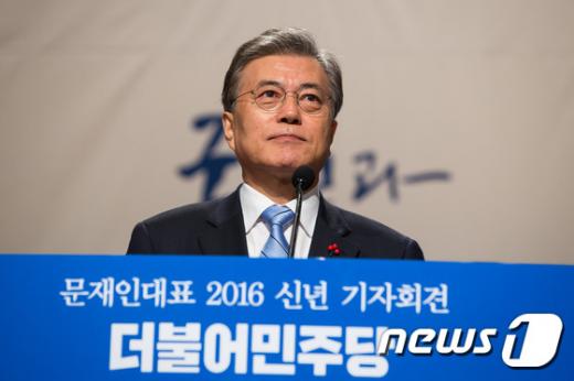 '문재인 기자회견' 문재인 더불어민주당 대표가 19일 서울 여의도 국회 의원회관에서 2016 신년 기자회견을 하고 있다. /사진=뉴스1