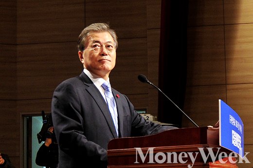 '문재인' '문재인 기자회견' 더불어민주당 문재인 대표가 19일 국회 의원회관 대회의실에서 신년 기자회견을 가지고 있다. /사진=임한별 기자