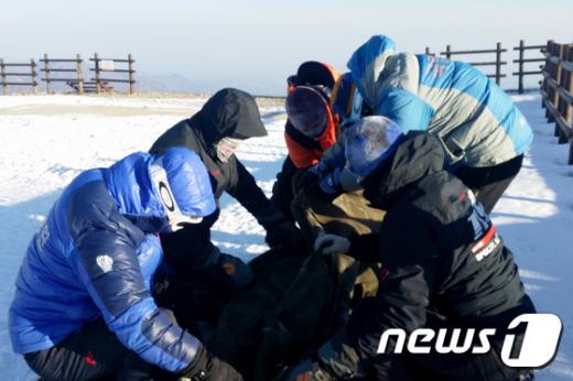 '설악산 사고' 19일 강원 설악산국립공원에서 구조대원들이 등산객 김모(60)씨의 시신을 수습하고 있다. /사진=뉴스1(설악산국립공원 제공)
