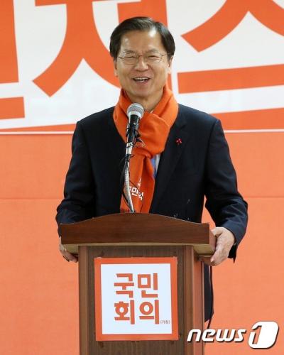 '천정배' 국민회의 창당을 주친 중인 천정배 의원이 지난 18일 서울 여의도 당사에서 열린 공익제보자 3인의 입당식에서 환하게 웃음짓고 있다. /자료사진=뉴스1