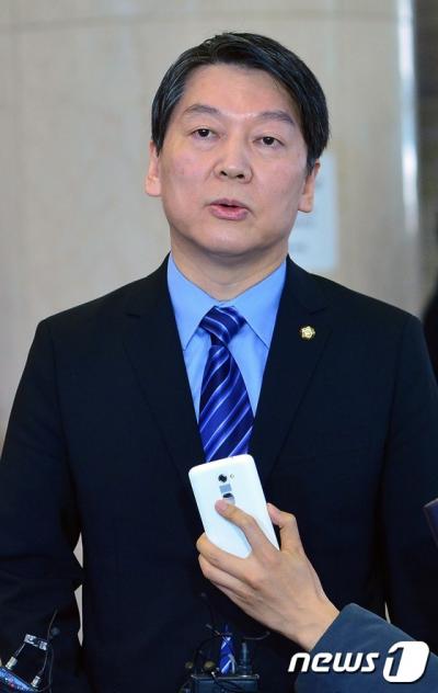 '국민의당 신학용' '신학용 안철수' 국민의당 창당을 추진 중인 안철수 의원이 19일 서울 중구 은행회관에서 열린 금융노조 전국대의원대회 참석을 마치고 취재진의 질문에 답하고 있다. /뉴스1