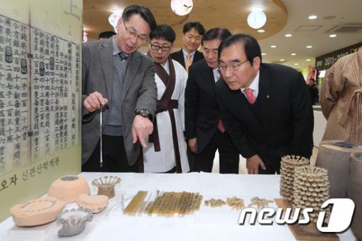 이승훈 충북 청주시장이 지난 19일 청주고인쇄박물관에서 열린 ''직지 활자본 복원' 결과보고회에 참석해 복원된 활자를 보고 있다. /사진=뉴스1(청주시 제공)
