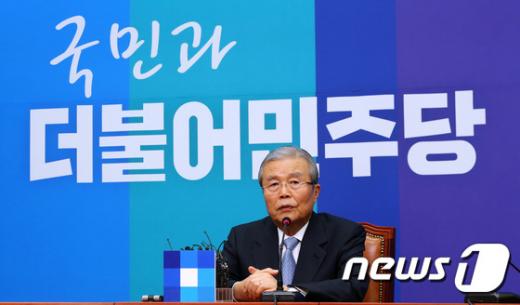 김종인 더불어민주당 선거대책위원장이 지난 15일 서울 여의도 국회에서 열린 기자간담회에서 취재진의 질문에 답하고 있다. /사진=뉴스1