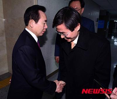 '조경태 의원' '이인제' '김종인' 더불어민주당을 탈당한 조경태 의원(오른쪽)이 지난 19일 서울 여의도 국회 의원회관을 나서며 새누리당 이인제 최고위원과 인사를 나누고 있다. /사진=뉴시스