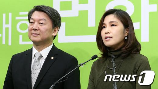 '천근아 교수' 국민의당 '아이들미래위원회' 대표에 임명된 천근아 연세대 교수(오른쪽)가 20일 오전 서울 마포구 당사에서 기자회견을 갖고 있다. /사진=뉴스1