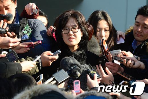 책 '제국의 위안부'의 저자 박유하 세종대 교수(59)가 20일 오전 서울 광진구 자양동 서울동부지법에서 취재진의 질문에 답하고 있다. /사진=뉴스1 임세영 기자