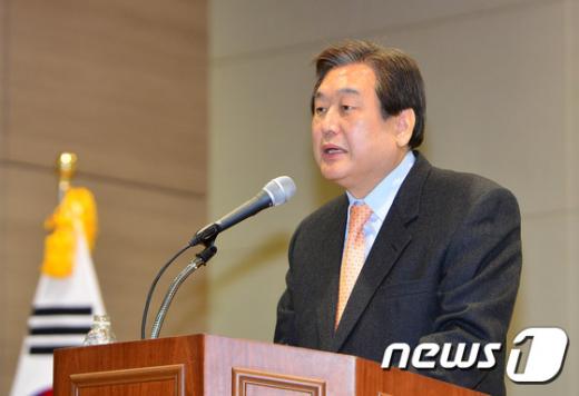 새누리당 김무성 대표가 20일 오전 서울 동작구 상도동 김영삼도서관에서 열린 민주동지회 신년인사 모임에 참석해 축사를 하고 있다. /사진=뉴스1 구윤성 기자