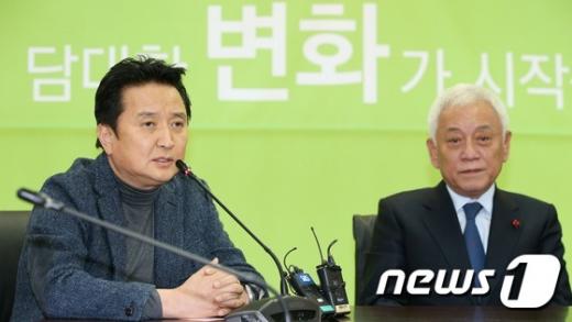 '박영선 의원' '김종인' '국민의당' 국민의당 창당준비위원회 김영환 전략위원장(왼쪽)이 지난 13일 서울 마포구 국민의당 당사에서 열린 첫 기획조정회의에서 인사말을 하고 있다. /자료사진=뉴스1