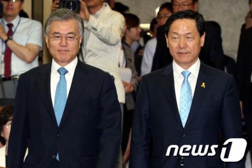 새정치민주연합 문재인 대표(왼쪽)와 김상곤 전 경기도 교육감. /사진=뉴스1 이광호 기자