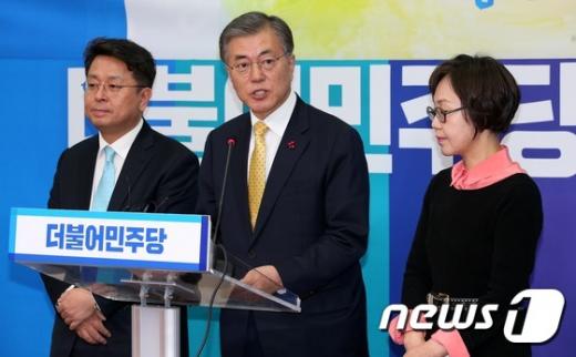 더불어민주당 문재인 대표가 20일 서울 여의도 국회에서 열린 이철희 두문정치연구소 소장(왼쪽)과 권미혁 여성단체연합회 전 대표(오른쪽) 영입 기자회견에서 인사말을 하고 있다. /사진=뉴스1 