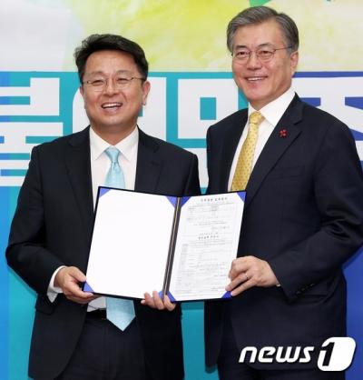 ‘이철희 더불어민주당’ 더불어민주당 문재인 대표(오른쪽)가 20일 서울 여의도 국회에서 열린 이철희 두문정치연구소 소장 영입 기자회견에서 이 소장의 입당원서를 받은 뒤 기념촬영을 하고 있다. /사진=뉴스1