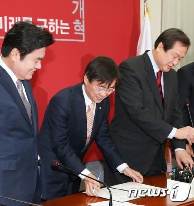 '조경태 의원' 더불어민주당을 탈당한 조경태 의원(가운데)이 21일 서울 여의도 국회에서 열린 새누리당 최고위원회에 참석해 김무성 대표(맨오른쪽)와 원유철 원내대표 등 당 지도부가 지켜보는 가운데 입당원서를 쓰고 있다. /사진=뉴스1
