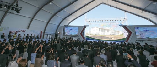 박근혜 대통령이 지난해 9월 인천 남구 도화동 1호 뉴스테이(기업형 임대주택) 착공식에 참석, 날아오르는 축하 풍선을 보며 박수치고 있다. /사진=뉴시스 전진환 기자