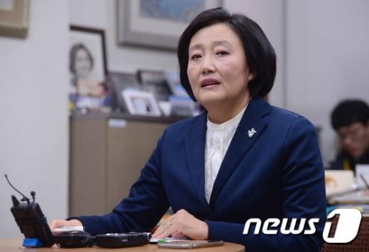 '박영선 의원' '박영선 정운찬' 더불어민주당 잔류를 선언한 박영선 의원이 21일 서울 여의도 국회 의원회관 의원실에서 입장을 밝히고 있다. /사진=뉴스1
