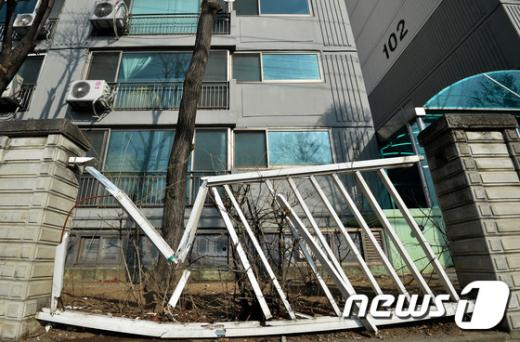 ‘경기 광주’ 21일 오전 경기 광주시의 한 아파트에서 40대 가장이 부인과 자녀 2명 등을 살해한 뒤 투신해 숨지는 사고가 발생했다. 투신한 A씨가 추락한 곳의 시설물이 파손돼 있다. /사진=뉴스1