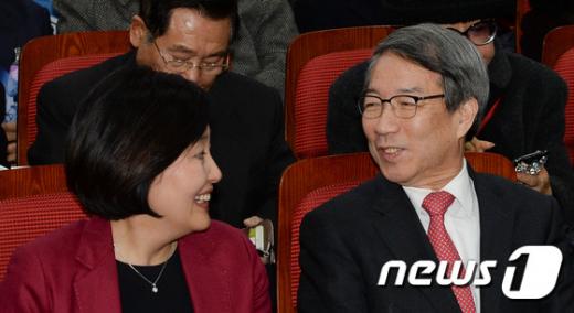 '박영선 정운찬' 박영선 더불어민주당 의원(왼쪽)과 정운찬 전 국무총리가 지난 7일 서울 여의도 국회 의원회관에서 열린 '동반성장과 경제민주화 잘되고 있는가' 포럼에서 대화를 나누고 있다. /자료사진=뉴스1