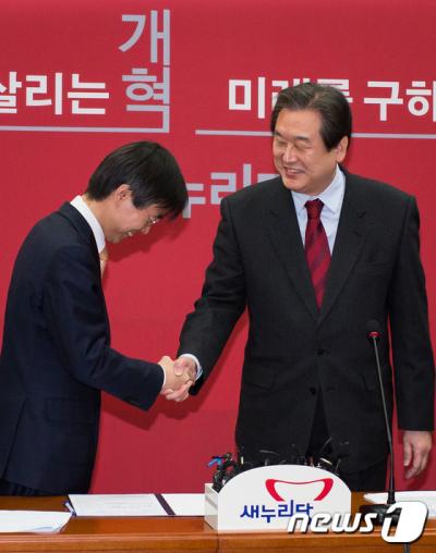 '조경태 새누리당 입당' 더불어민주당을 탈당하고 새누리당에 입당한 조경태 의원(왼쪽)이 21일 서울 여의도 국회에서 열린 새누리당 최고위원회의에 참석해 김무성 대표와 악수하고 있다. /사진=뉴스1