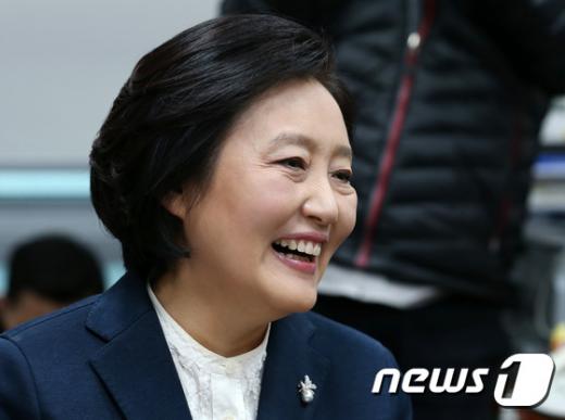 더불어민주당 잔류를 결정한 박영선 의원이 21일 국회 의원회관 의원실에서 입장을 밝히고 있다. /사진=뉴스1 박지혜 기자