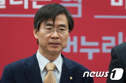 더불어민주당을 탈당, 새누리당에 입당한 조경태 의원이 21일 서울 여의도 국회에서 열린 새누리당 최고위원회에 참석해 소감을 밝히고 있다. /사진=뉴스1