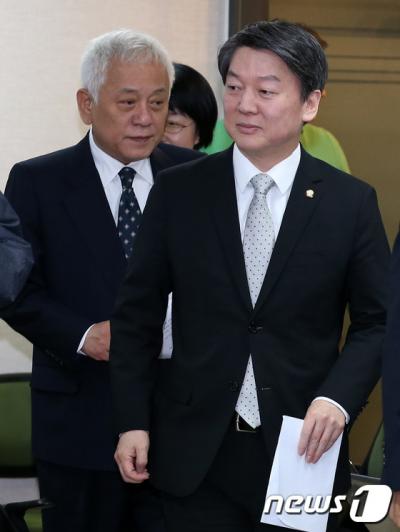 '김한길 불참' '김한길 안철수' 안철수 의원(오른쪽)과 김한길 의원이 지난 20일 서울 마포구 국민의당 당사 대회의실에서 열린 기획조정회의에 입장하고 있다. /자료사진=뉴스1