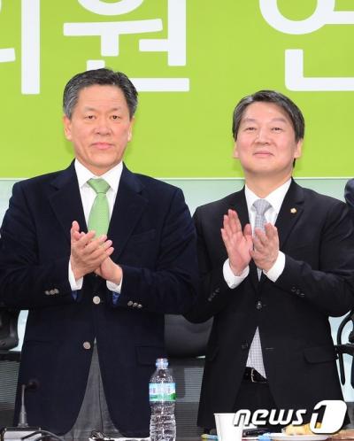 '국민의당 교섭단체' '국민의당 주승용' 국민의당 원내대표로 추대된 주승용 의원(왼쪽)이 21일 오후 서울 영등포구 여의도 국회의원회관에서 열린 '국민의당 국회의원 연찬회'에서 안철수 의원 등 당내 의원들의 축하를 받고 있다. /사진=뉴스1