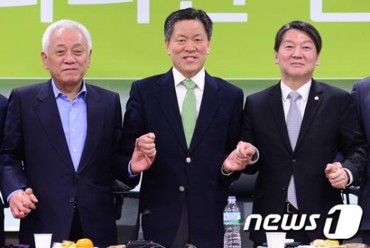 '주승용 의원' 국민의당(가칭) 원내대표로 추대된 주승용 의원(가운데)이 21일 오후 서울 영등포구 여의도 국회의원회관에서 열린 '국민의당 국회의원 연찬회'에서 안철수(맨 오른쪽), 김한길 등 당내 의원들의 축하를 받으며 기념촬영을 하고 있다. /사진=뉴스1