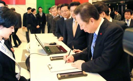 박용만 대한상공회의소 회장이 18일 오전 민생구하기 서명운동에 동참하고 있다./사진=머니위크DB