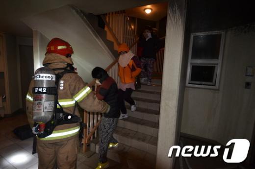 지난 21일 오후 11시35분쯤 경남 양산시 삼호동의 한 아파트에서 불이 나  입주민들이 대피하고 있다. /사진=뉴스1(경남소방본부 제공)