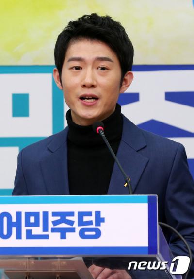 '오창석 입당' 더불어민주당에 입당한 부산청년 오창석씨가 21일 서울 여의도 국회 당대표회의실에서 기자회견을 갖고 있다. /사진=뉴스1