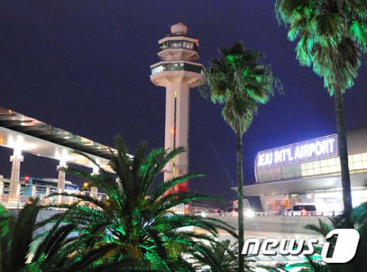 '제주공항' 제주국제공항 관제탑 전경. /자료사진=뉴스1