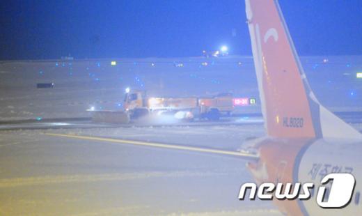 '제주공항' 제주지역에 많은 눈이 내려 제주국제공항 활주로가 폐쇄된 25일 오전 눈이 그치면서 활주로 제설작업이 이뤄지고 있다. /사진=뉴스1