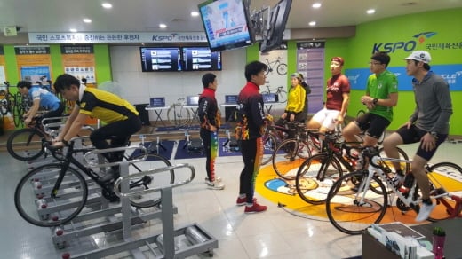 경륜 김용남(가운데 오른쪽), 이재일 선수가 시민들에게 자전거 롤러 원포인트 레슨을 진행하고 있다. /사진제공=국민체육진흥공단